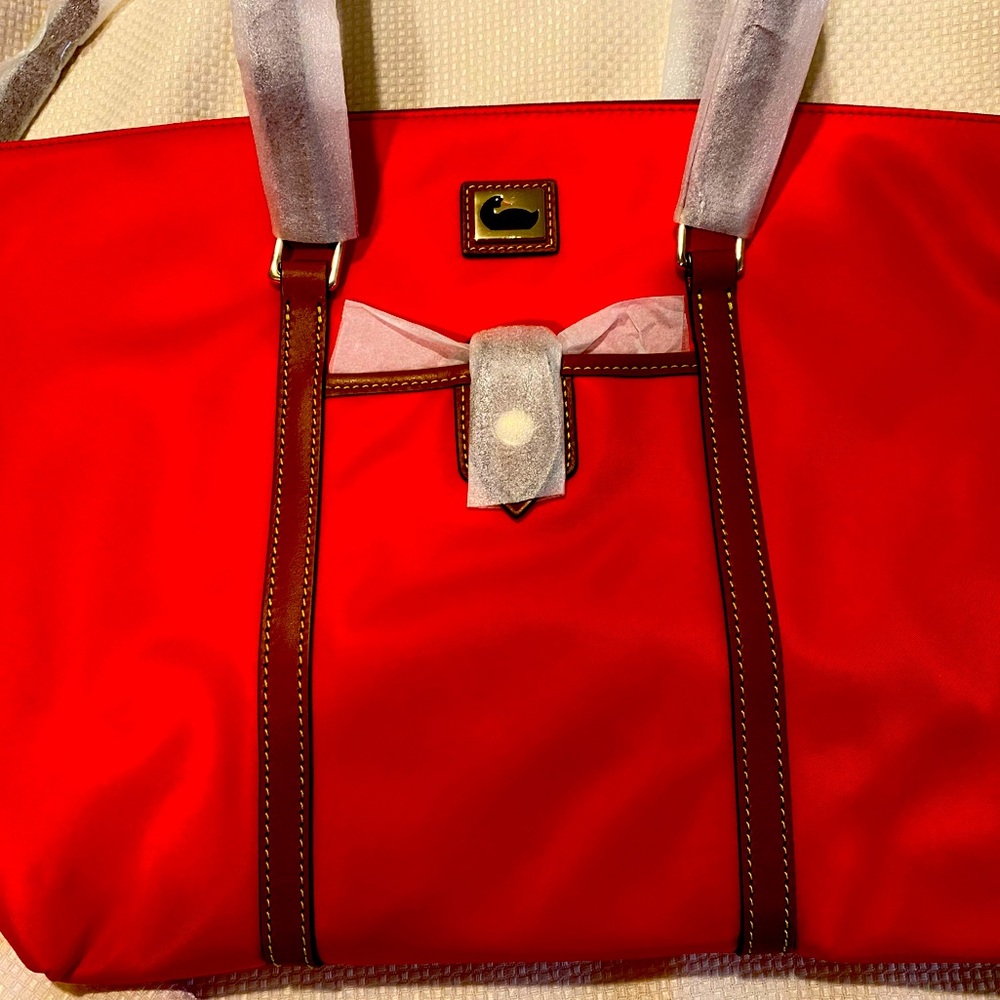 Dooney & Bourke - Never been used - Large Zip Top Tote w/Accessories